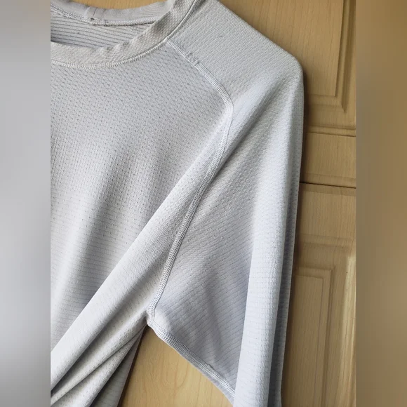 Lululemon Men's Gray Long Sleeve Training Shirt Medium - Picture 6 of 10